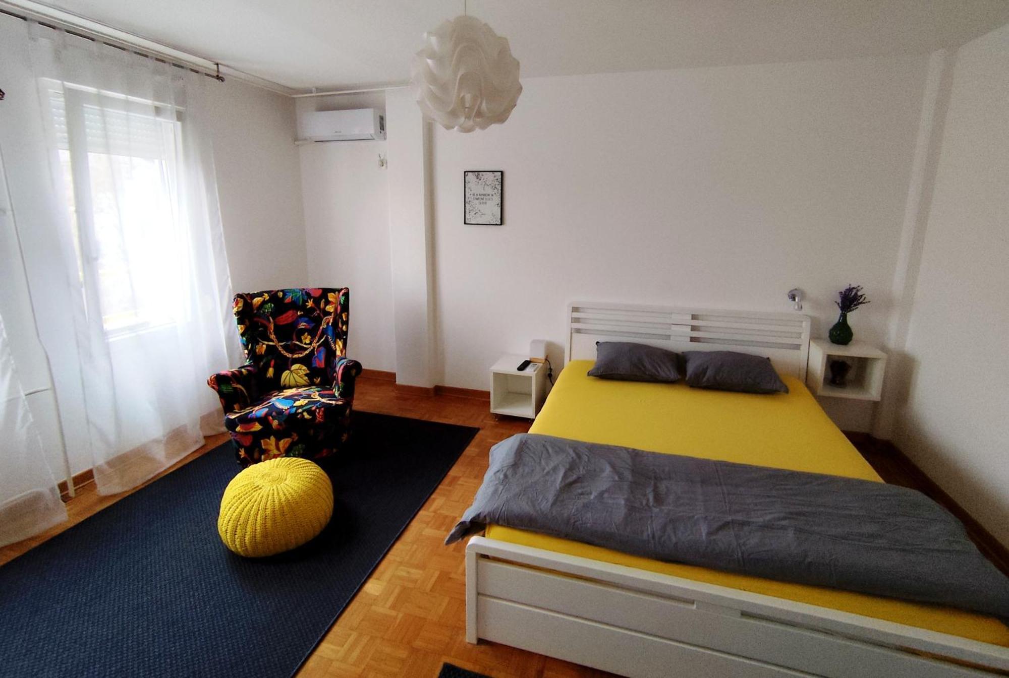 Five Apartment *